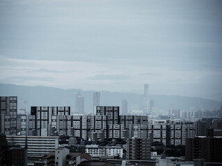 早朝神戸岡本の高台から芦屋の高層マンション群、背景は生駒山系をのぞむ