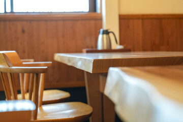木の温もりを感じる喫茶店のテーブルと椅子