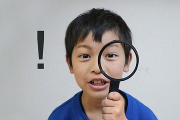 何かを検索して探す小学生の男の子　アジアの日本人の子供
