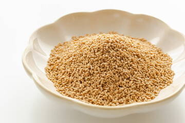 和風の顆粒だし　だしの素　白背景