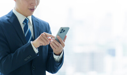 スマートフォンを使うビジネスマン