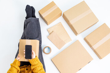 荷物の配送準備をする女性