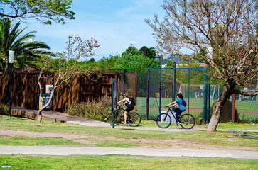 Mujeres andando en Bicicleta