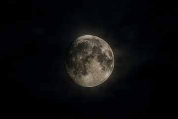 Obraz premium Majestic Full Moon Floating Over Dark Sky