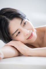 Fototapeta premium 光が美しい若い女性の美容やビューティー、エステイメージのクローズアップ