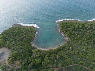 Obraz premium Olas sobre las rocas en el mar