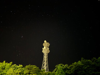 電波塔と星空