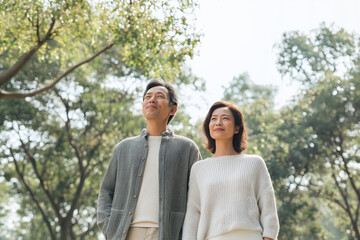 穏やかな日差しの中を歩く夫婦