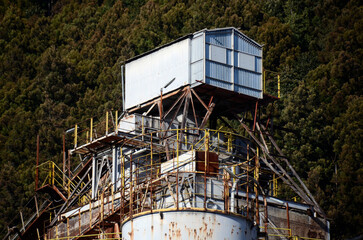 山中の工場
