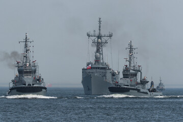 Fototapeta premium WARSHIPS OF THE POLISH NAVY - The Oliver Hazard Perry class guided missile frigate and tgs is sailing at sea