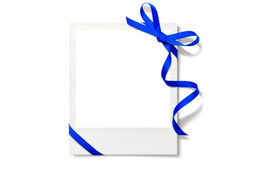 青いリボンで飾られたポラロイド写真の、画像合成用フレーム