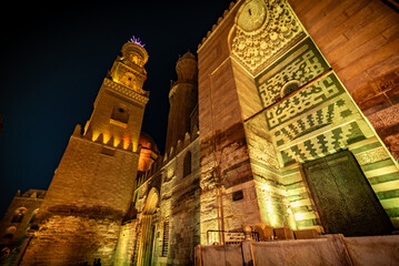 El Cairo ciudad inmensa en el norte de África cuna de la civilización.	
