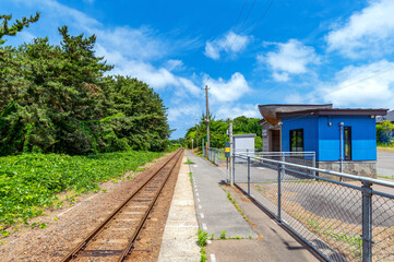 【青森県深浦町】艫作駅は北前船をモチーフにした駅舎が魅力。駅舎のかんばんには「へなし」と記載している