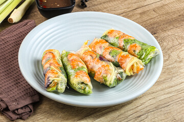 Vietnamese spring roll with prawn and mango