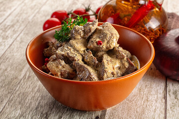 Stewed chicken liver with cream