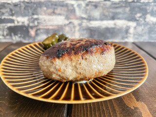 こんがりと焼いたジューシーなハンバーグ。