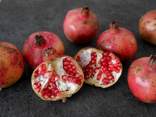 複数の日本の自然のざくろ、一つは割れている、グレーの背景