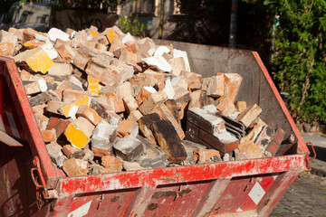 Bauschurtt in einer Absetzmulde für Bauschutt, Deutschland