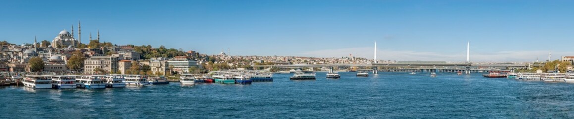 Obraz premium Panoramic view of Istanbul, Türkiye, from Galata Bridge