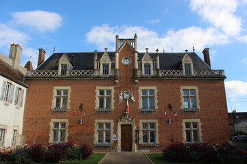 Auxonne, façade de l'hôtel de ville de face (vue depuis la place d'Armes)