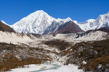 Fototapeta premium Majestic snow capped mountains under a clear blue sky