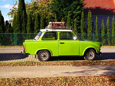 Ein gr&uuml;nes Auto aus vergangenen Zeiten
