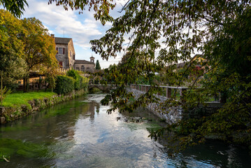 Obraz premium Il bel borgo antico di Strassoldo (Friuli Venezia Giulia) con fiume di risorgiva, in autunno 