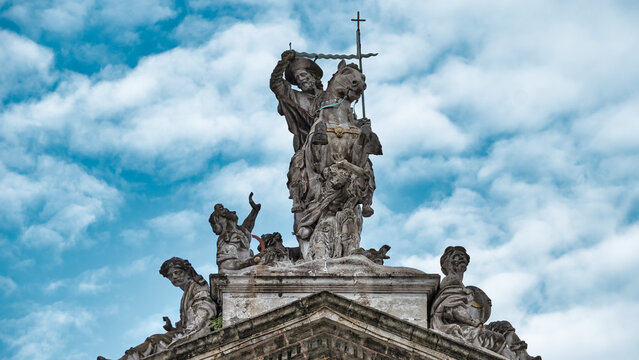 Estatua ecuestre de Santiago Matamoros, obra de Jos&eacute; Ferreiro, en la cima del front&oacute;n central del Palacio de Rajoy en Santiago de Compostela, Espa&ntilde;a