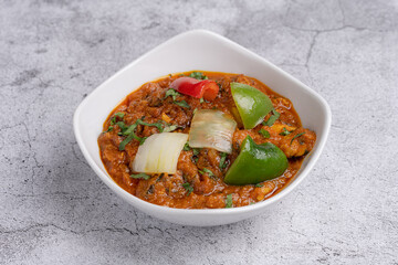 Chicken Karahi Curry – Authentic North Indian and Pakistani dish featuring tender chicken cooked in rich tomato gravy with onions, green and red bell peppers, and fresh herbs, served in a white bowl