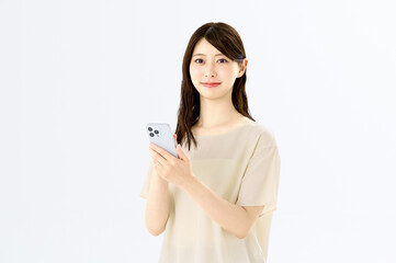 スマートフォンを使う若い女性