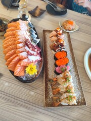 Raw salmon, raw salmon belly, raw Japanese mackerel can be placed on a plate of ice.,Shrimp sushi, otoro sushi, shrimp roe sushi, eel sushi on a tile tray