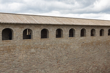 Obraz premium a passage with loophole along the top of the fortress's stone wall, medieval fortress