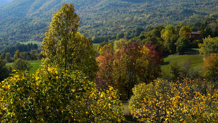 Autunno sull'Appennino emiliano. Panorami autunnali delle montagne bolognesi. Bologna, Emilia Romagna. Italia
