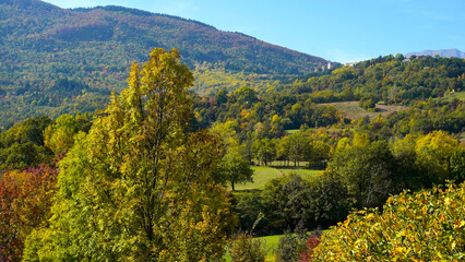 Autunno sull'Appennino emiliano. Panorami autunnali delle montagne bolognesi. Bologna, Emilia Romagna. Italia