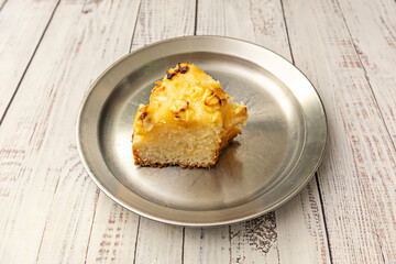 Lemon sponge cake with a refreshing citrus touch, made with natural lemon zest and topped with a lemon meringue glaze