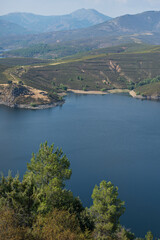 Obraz premium Aerial view with lateral afternoon light highlighting the textures of the water surface and mountainous relief
