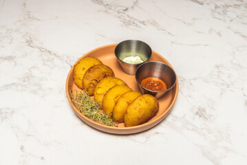 Traditional Venezuelan empanadas accompanied by buttermilk, showing the contrast between crunchiness and tenderness