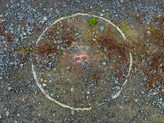 Schacht auf einem Schotterweg