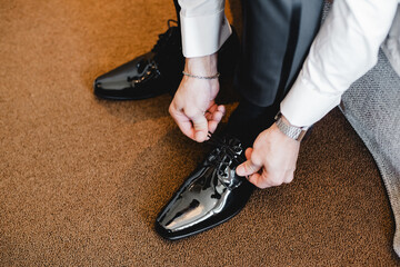  Bräutigam-Accessoires und Vorbereitung am Hochzeitstag