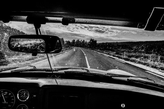voiture vintage , paysage de route  au travers du pare-brise ,mobilité , escapade , noir&blanc ,voiture sport ,paysage désertique ,vue du tableau de bord ,émotion  du voyage ,