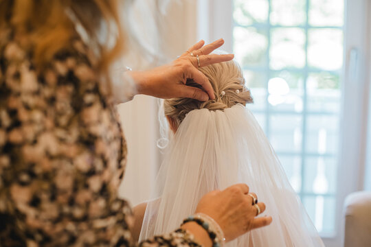 Vorbereitung der Braut: Hairstyling und Schleier vor der Hochzeit