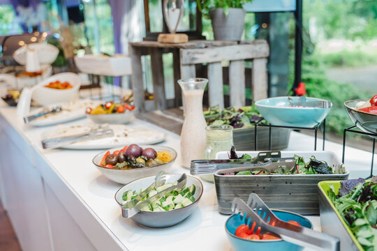 Frisches Salatbuffet mit Gem&uuml;seauswahl bei einer Veranstaltung