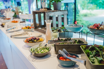 Professionelles Catering-Buffet mit Warmhaltebehältern und reichhaltiger Auswahl an Speisen auf einem festlichen Bankett