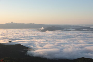 雲海広がる、冷え込んだ夜明けの屈斜路湖