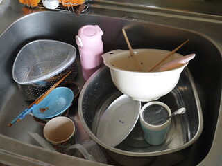 食事後、洗う前の食器