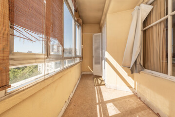 Terrace with natural grass and teak wood deck, including a dining area with an extendable table and an outdoor pizza oven