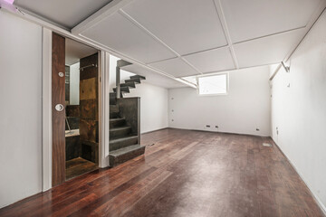 Ground floor room with independent access from the outside and regular dimensions, ideal for a business or consulting room