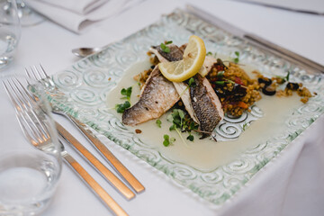 Professionelles Catering-Buffet mit Warmhaltebehältern und reichhaltiger Auswahl an Speisen auf einem festlichen Bankett