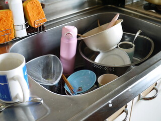 食事後、洗う前の食器