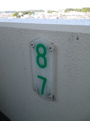 マンションの非常階段の階数表示板